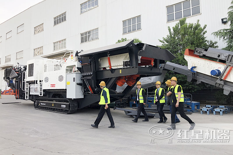煤炭破碎機(jī)價格實惠，客戶來廠考察