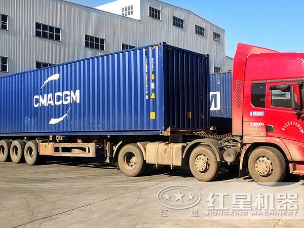 10臺顎式破石機裝車完畢發(fā)貨內蒙古