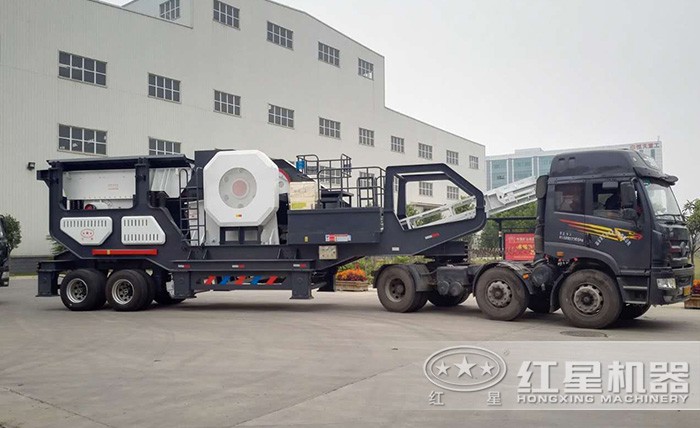 小型移動石子破碎機(jī)車頭牽引即可行走、方便省事