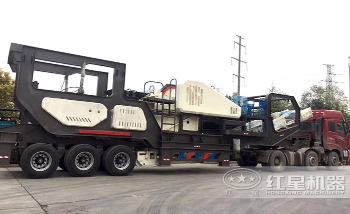建筑垃圾破碎機(jī)搭載車(chē)頭開(kāi)著走