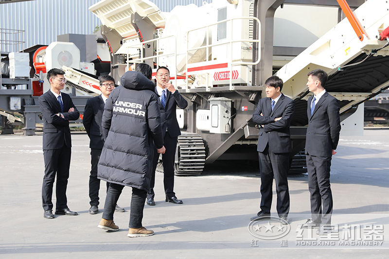 客戶來廠參觀流動粉碎機，專業(yè)團(tuán)隊一對一指導(dǎo)講解，現(xiàn)場演示