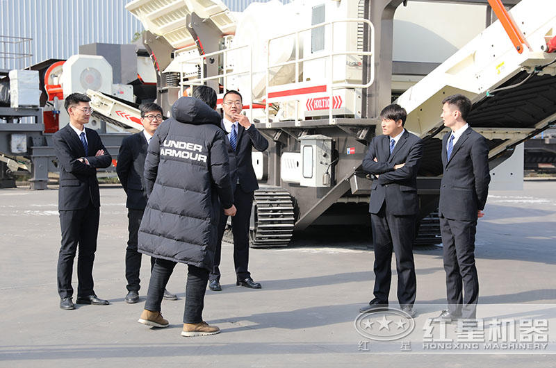 用戶來廠參觀移動制砂機，技術團隊一對一解決問題