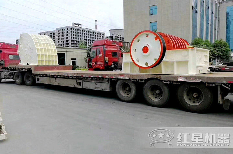 小型破碎機(jī)裝車完畢，等待發(fā)貨