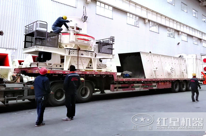 小型制砂機廠家專車運輸，發(fā)往客戶現(xiàn)場