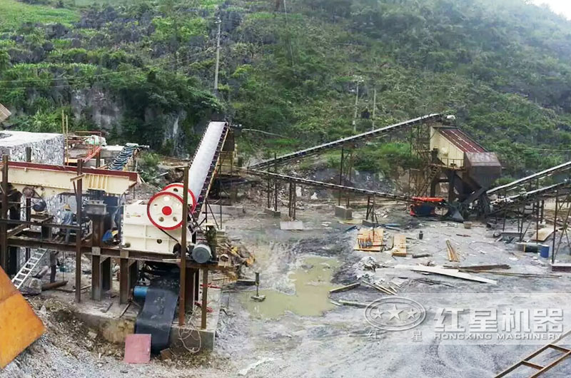鄂式破碎機(jī)現(xiàn)場 鄂式破碎機(jī)現(xiàn)場