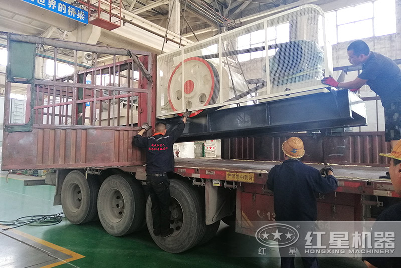 紅星機(jī)器雙齒輥破碎機(jī)廠家車(chē)間發(fā)貨